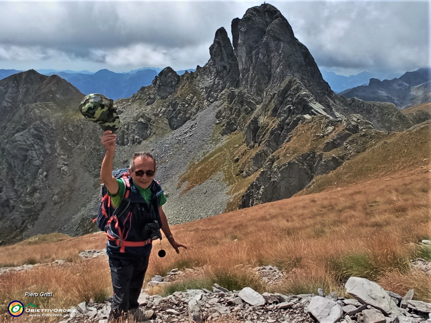 44 In decisa-ripida salita al Ponteranica centrale con splendida vista sul Valletto.jpg